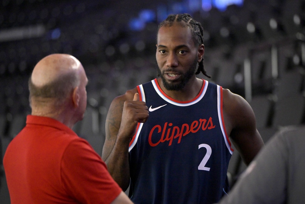 队记：快船尚未面临NBA调查质询 不排除小卡被禁赛/取消合同可能